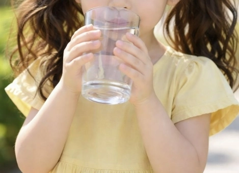 물 마시는 여아 자료사진. 기사 이해를 돕기 위해 생성한 AI 이미지