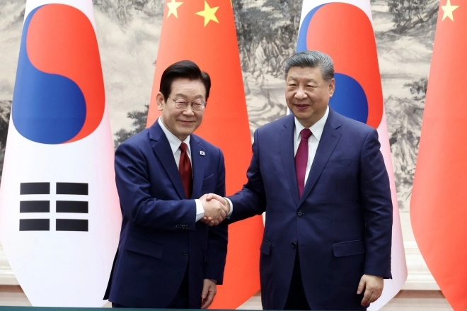 이재명 대통령과 시진핑 중국 국가주석이 5일 베이징 인민대회당에서 열린 한중 MOU 체결식에서 악수하고 있다. 2026.1.5. 연합뉴스