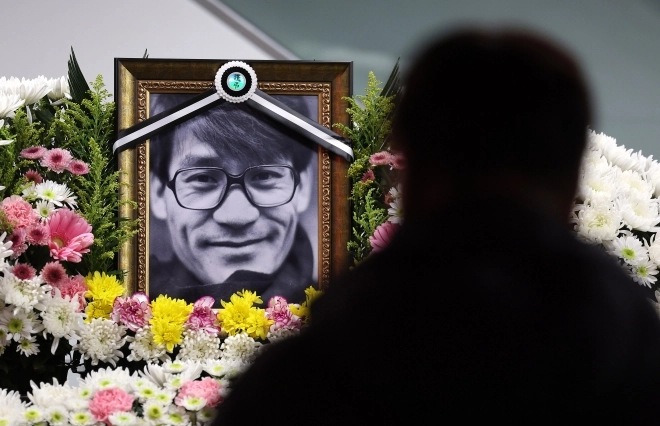 5일 서울 중구 서울영화센터에 마련된 고 안성기의 추모 공간을 찾은 시민이 조문을 하고 있다. 2026.1.5. 뉴스1