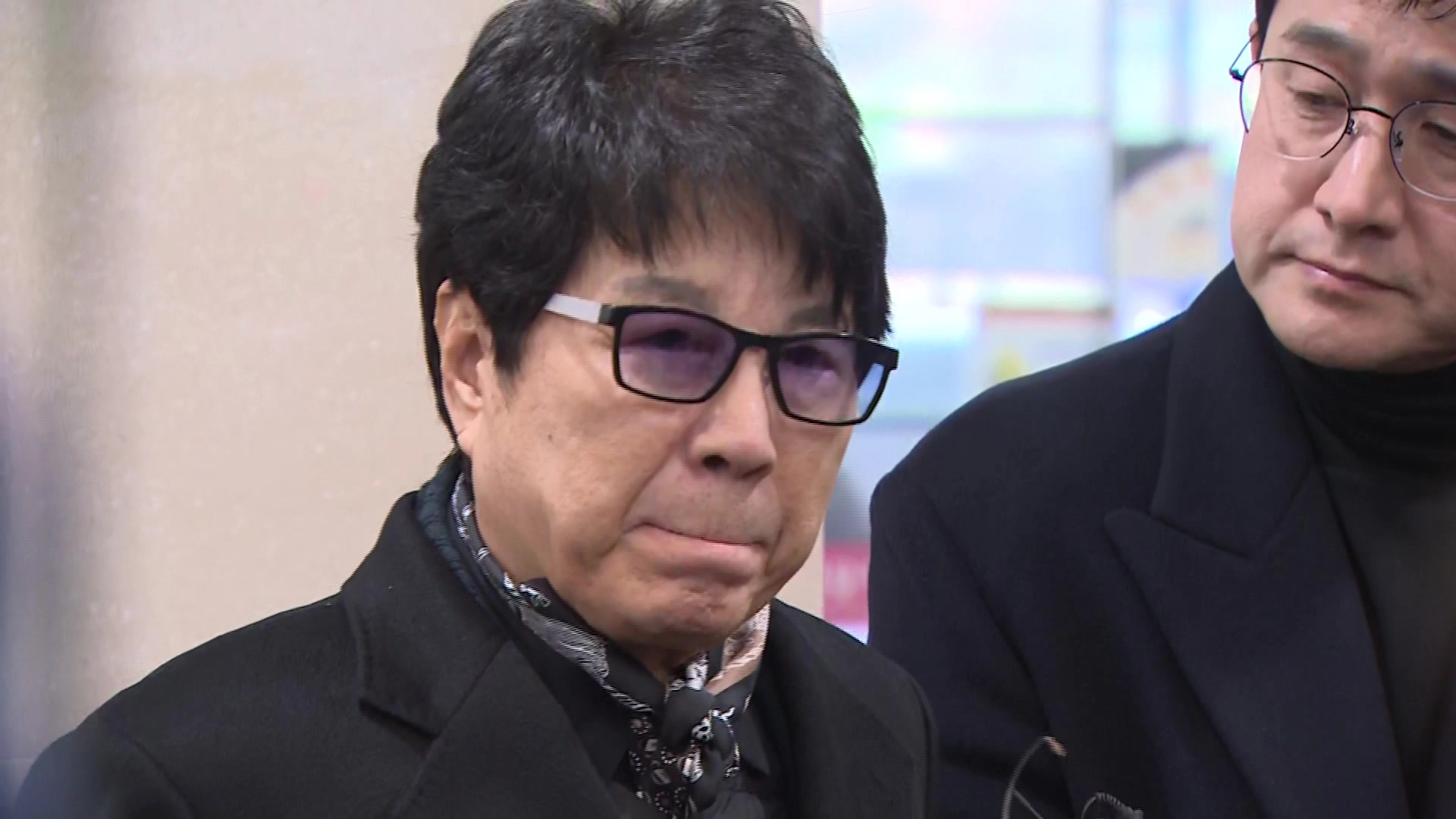 가수 조용필이 5일 서울 서초구 서울성모병원 장례식장에 마련된 배우 안성기의 빈소 조문을 마친 뒤 취재진의 질문에 답하고 있다. 2026.1.5. 연합뉴스