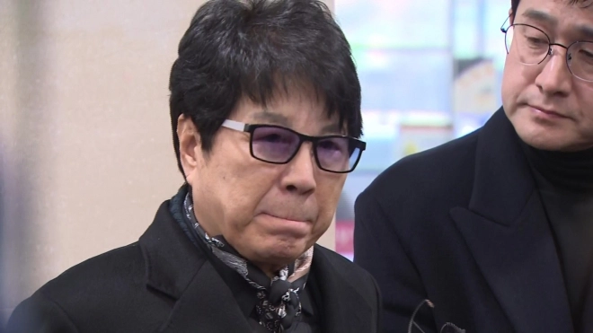 가수 조용필이 5일 서울 서초구 서울성모병원 장례식장에 마련된 배우 안성기의 빈소 조문을 마친 뒤 취재진의 질문에 답하고 있다. 2026.1.5. 연합뉴스