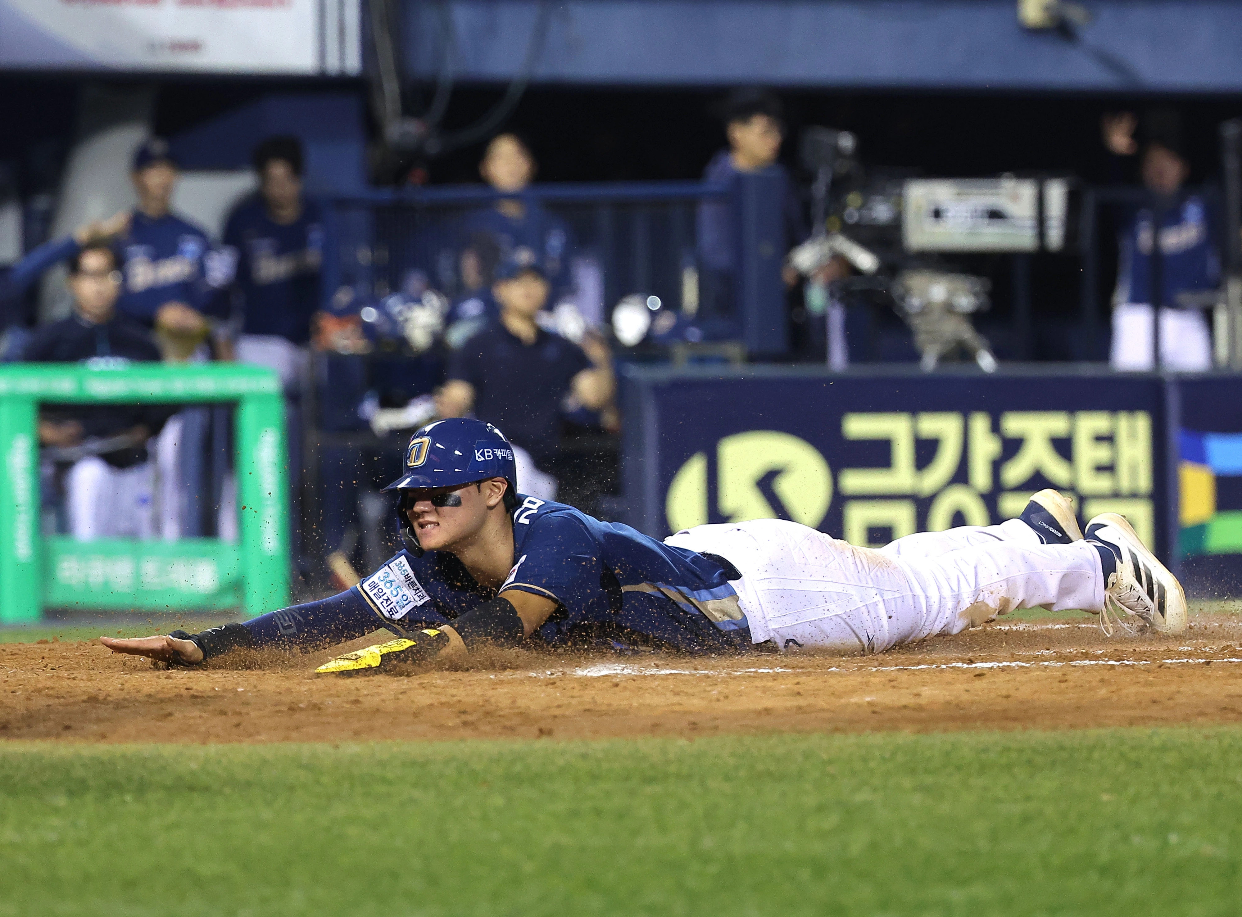 김주원이 1일 서울 잠실야구장에서 열린 NC 다이노스와 LG 트윈스의 경기에서 8회초 1사 만루 상황에서 희생타가 나오자 홈으로 뛰어들고 있다. 2025.10.1 연합뉴스