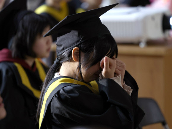 5일 대구 달서구 월곡초등학교에서 열린 졸업식 및 폐교식에서 한 6학년 학생이 졸업장을 받고 눈물을 흘리고 있다. 월곡초는 오는 3월 학령인구 감소를 이유로 폐교하며, 이날 제33회 졸업식과 함께 폐교식을 열었다. 2026.1.5 연합뉴스