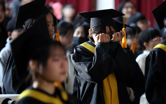 5일 대구 달서구 월곡초등학교에서 열린 졸업식 및 폐교식에서 한 6학년 학생이 눈물을 흘리고 있다. 월곡초는 오는 3월 학령인구 감소를 이유로 폐교하며, 이날 제33회 졸업식과 함께 폐교식을 열었다. 2026.1.5 연합뉴스