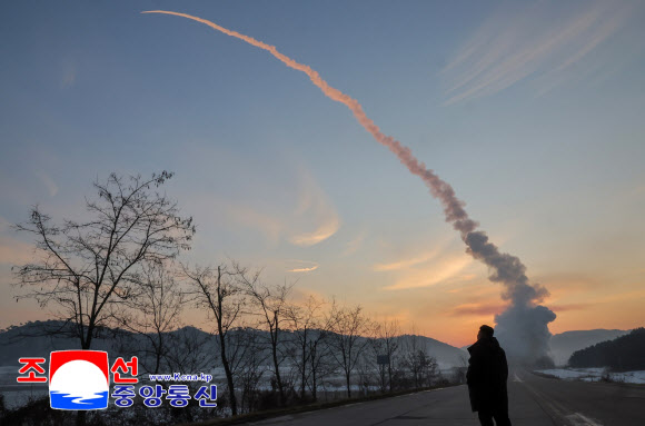 김정은 국무위원장이 어제 조선인민군 주요 화력타격 집단 관하 구분대 미사일 발사훈련을 참관했다고 북한 조선중앙통신이 5일 보도했다. 2026.1.5. 평양 조선중앙통신 연합뉴스