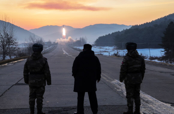 김정은 국무위원장이 어제 조선인민군 주요 화력타격 집단 관하 구분대 미사일 발사훈련을 참관했다고 북한 조선중앙통신이 5일 보도했다. 2026.1.5. 평양 조선중앙통신 연합뉴스