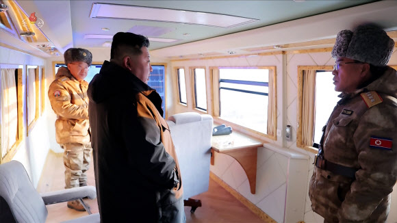 김정은 북한 국무위원장이 지난 4일 조선인민군 주요 화력타격집단 예하 부대의 극초음속 미사일 발사훈련을 참관했다고 조선중앙TV가 5일 보도했다. 김정식 노동당 중앙위원회 제1부부장과 장창하 미사일총국장이 훈련을 참관했다. 2025.1.5 조선중앙TV 화면 연합뉴스