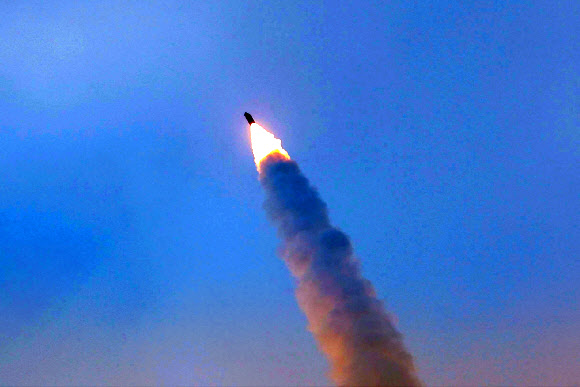 김정은 국무위원장이 어제 조선인민군 주요 화력타격 집단 관하 구분대 미사일 발사훈련을 참관했다고 북한 조선중앙통신이 5일 보도했다. 2026.1.5. 평양 조선중앙통신 연합뉴스