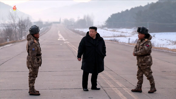 김정은 북한 국무위원장이 지난 4일 조선인민군 주요 화력타격집단 예하 부대의 극초음속 미사일 발사훈련을 참관했다고 조선중앙TV가 5일 보도했다. 김정식 노동당 중앙위원회 제1부부장과 장창하 미사일총국장이 훈련을 참관했다. 2025.1.5. 조선중앙TV 화면 연합뉴스