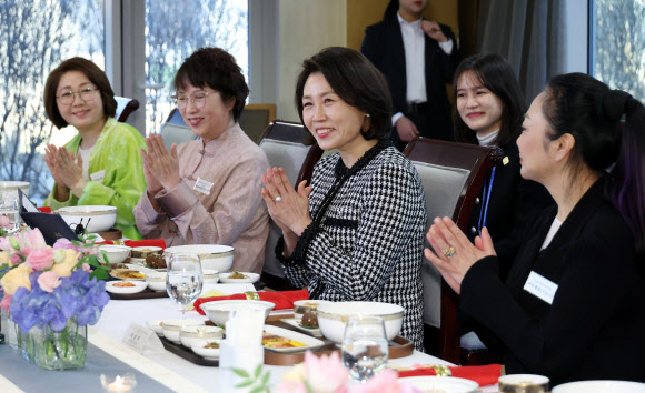 김혜경 여사가 5일 베이징 주중 한국대사관저에서 열린 한중 가교 역할 중국인 여성 초청 한식 오찬 간담회에서 왕단 베이징대학교 외국어대학 부학장의 답사에 박수치고 있다. 2026.1.5  연합뉴스