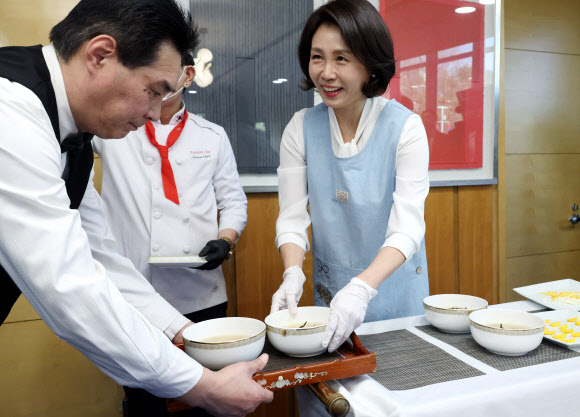 김혜경 여사가 5일 베이징 주한 중국대사관저에서 열린 한중 가교 역할 중국인 여성 초청 한식 오찬 간담회에서 참석자들을 위한 떡국을 준비하고 있다. 2026.1.5  연합뉴스
