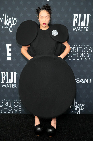 오드리 누나가 4일(현지시간) 미국 캘리포니아주 샌타모니카 바커행어에서 열린 제31회 크리틱스 초이스 어워즈에 참석해 포즈를 취하고 있다. AP 연합뉴스