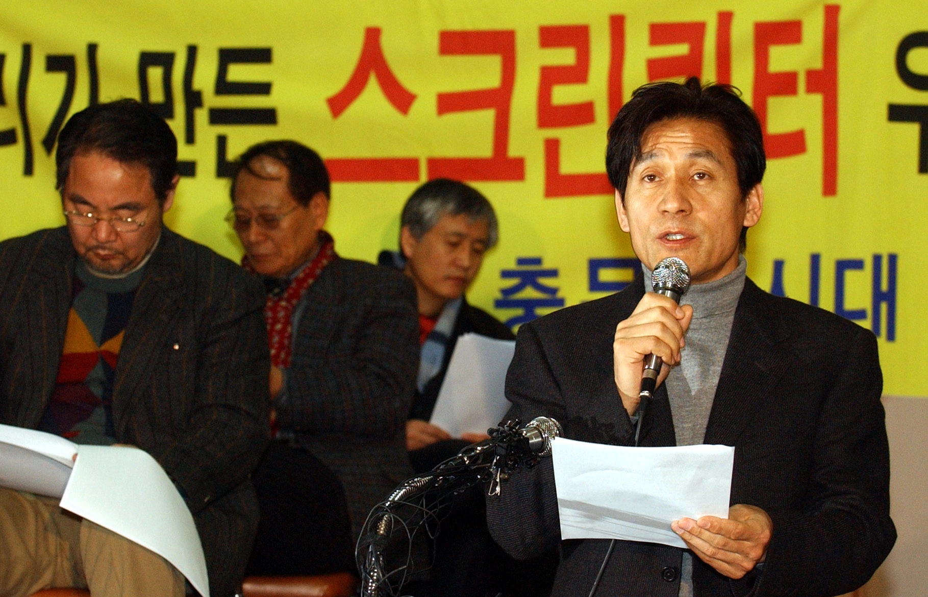 ‘국민배우’ 안성기가 2006년 ‘스크린쿼터 지키기 영화인 대책위원회’ 공동위원장으로서 기자회견문을 낭독하는 모습. 
서울신문 DB