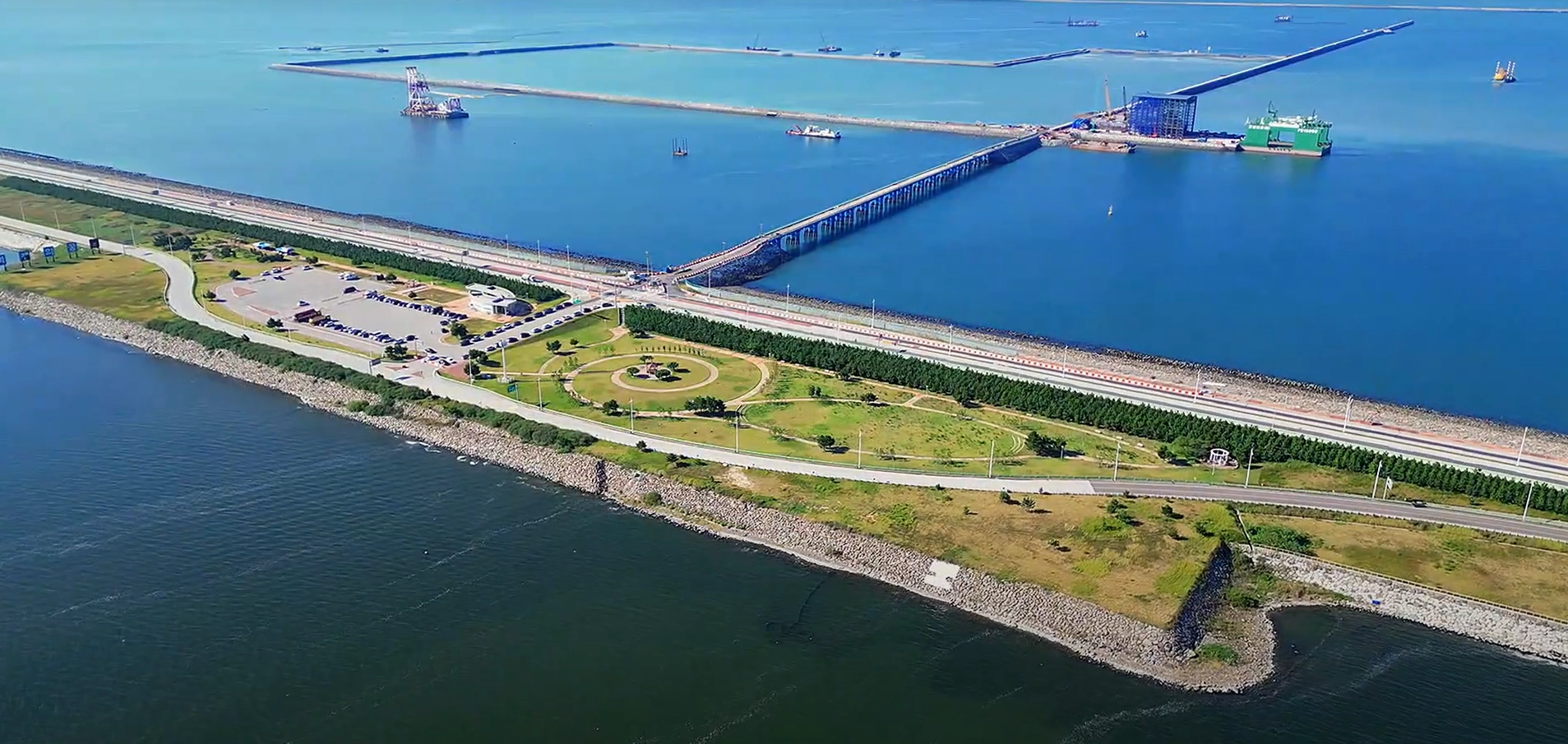 현재 공사가 한창 진행 중인 새만금 신항을 하늘에서 내려다본 모습. 
김제시 제공