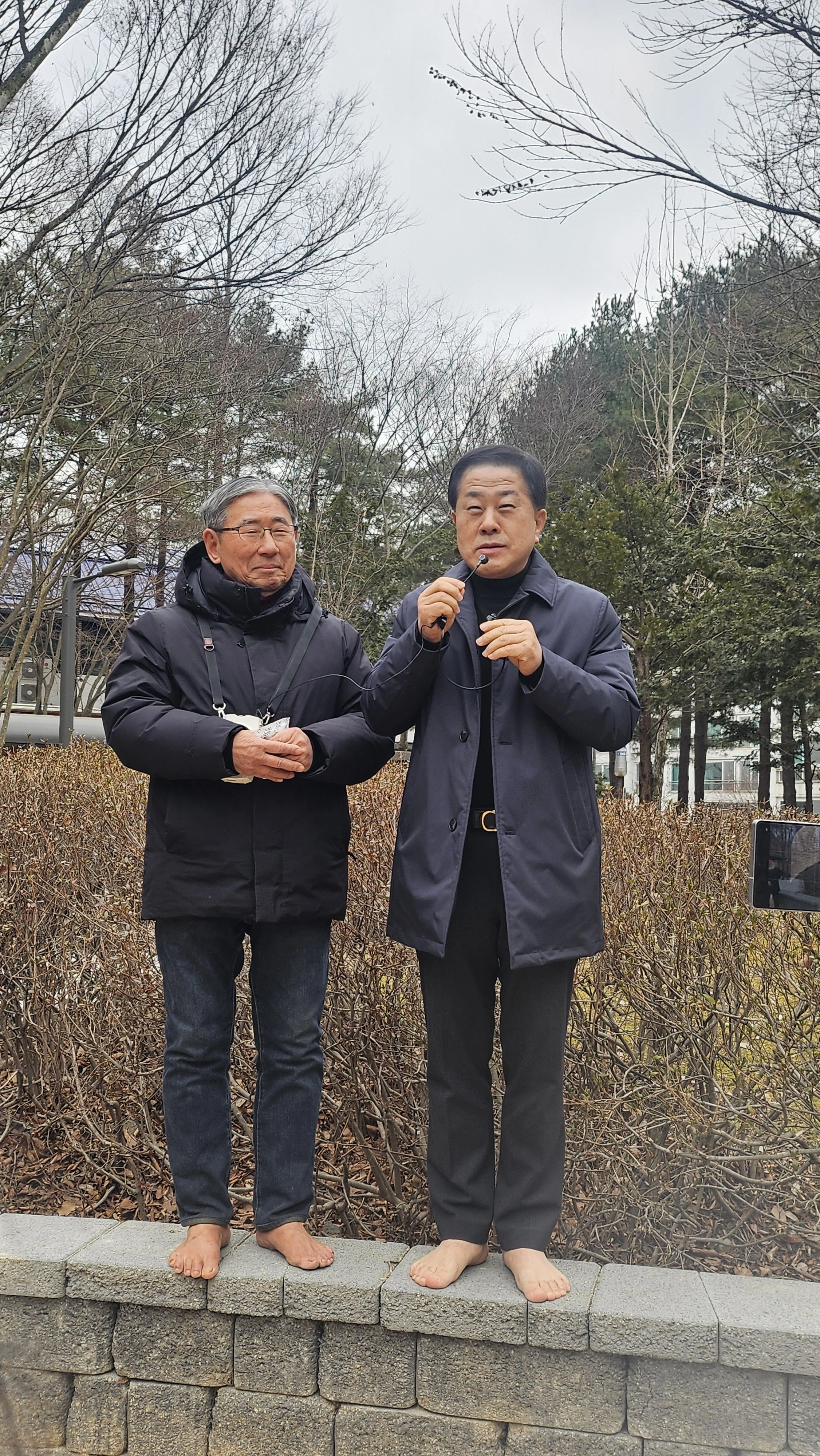 지난 3일 서울 강남구 대모산 입구 한솔공원에서 열린 맨발걷기국민운동본부 시무식에 참석한 김용호 서울시의원(오른쪽)이 박동창 회장과 함께 인사말을 하고 있다.
