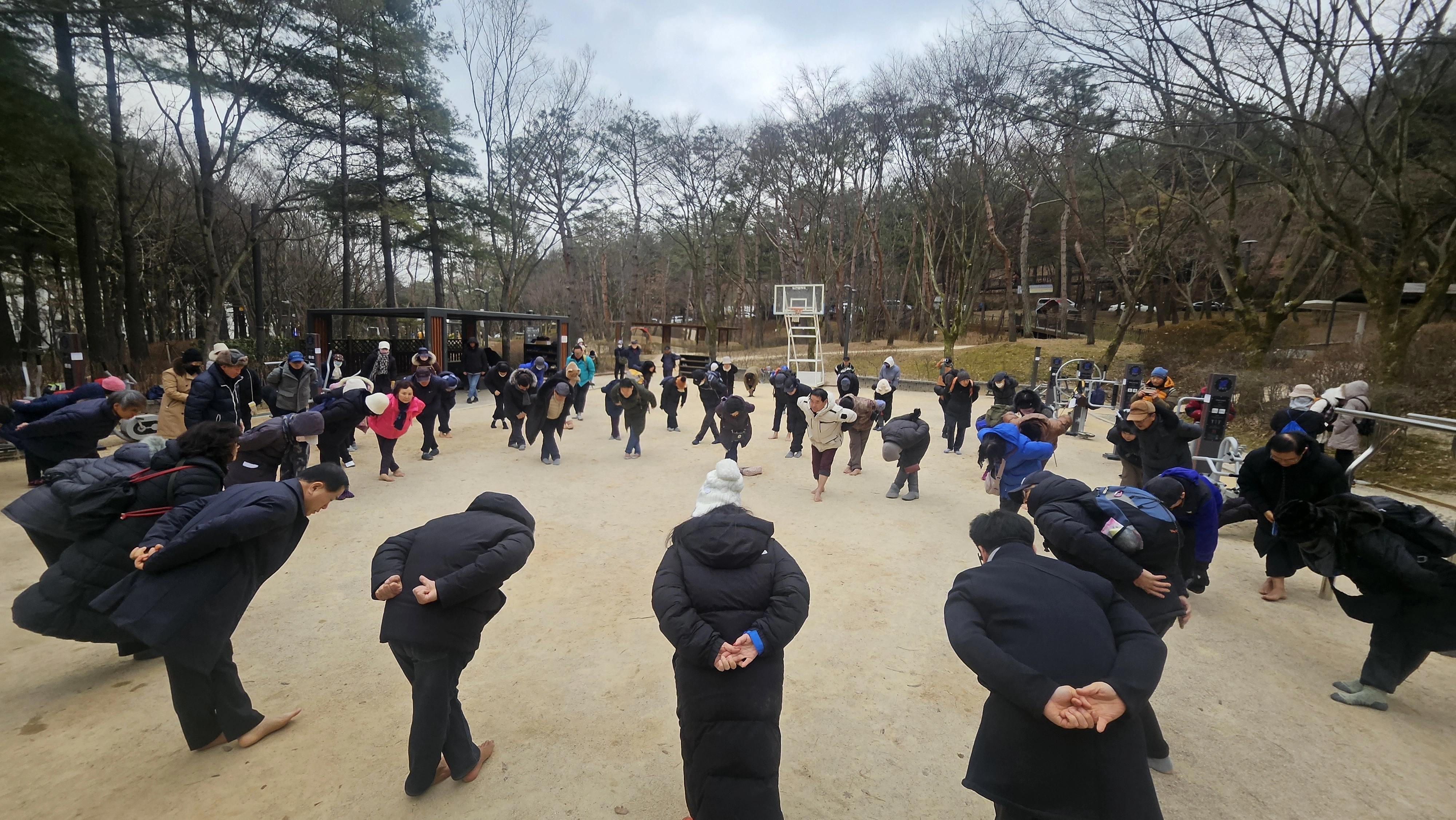 지난 3일 서울 강남구 대모산 입구 한솔공원에서 열린 맨발걷기국민운동본부 시무식에서 맨발걷기를 위해 준비운동을 하고 있다.