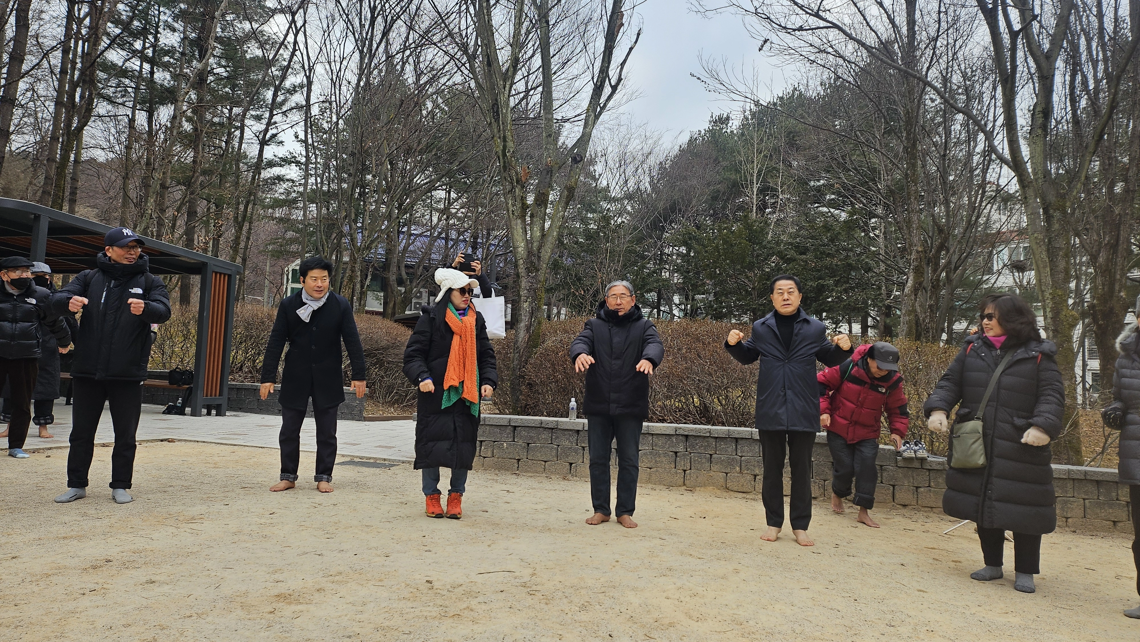 지난 3일 서울 강남구 대모산 입구 한솔공원에서 열린 맨발걷기국민운동본부 시무식에 참석한 김용호 서울시의원(오른쪽 두 번째)이 맨발걷기를 위해 준비운동을 함께하고 있다.