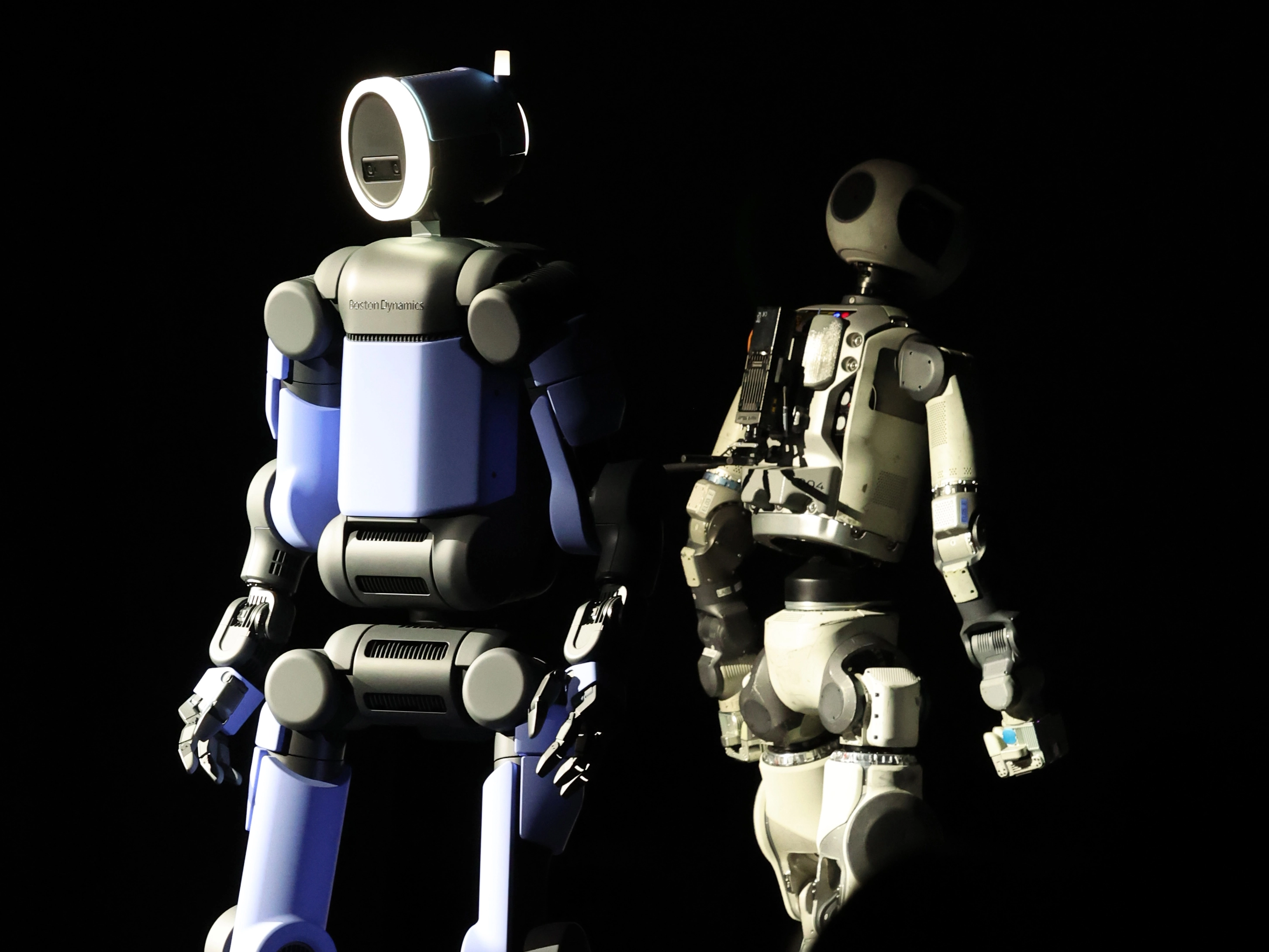 세계 최대 가전·정보기술(IT) 전시회 ‘CES 2026’ 개막을 하루 앞둔 5일(현지시간) 미국 네바다주 라스베이거스 만달레이베이에서 열린 현대차그룹 프레스 컨퍼런스에서 차세대 전동식 아틀라스 시제품(왼쪽)과 아틀라스 개발형 모델이 무대에 공개돼 있다. 2026.1.6 [공동취재]
    ksm7976@yna.co.k