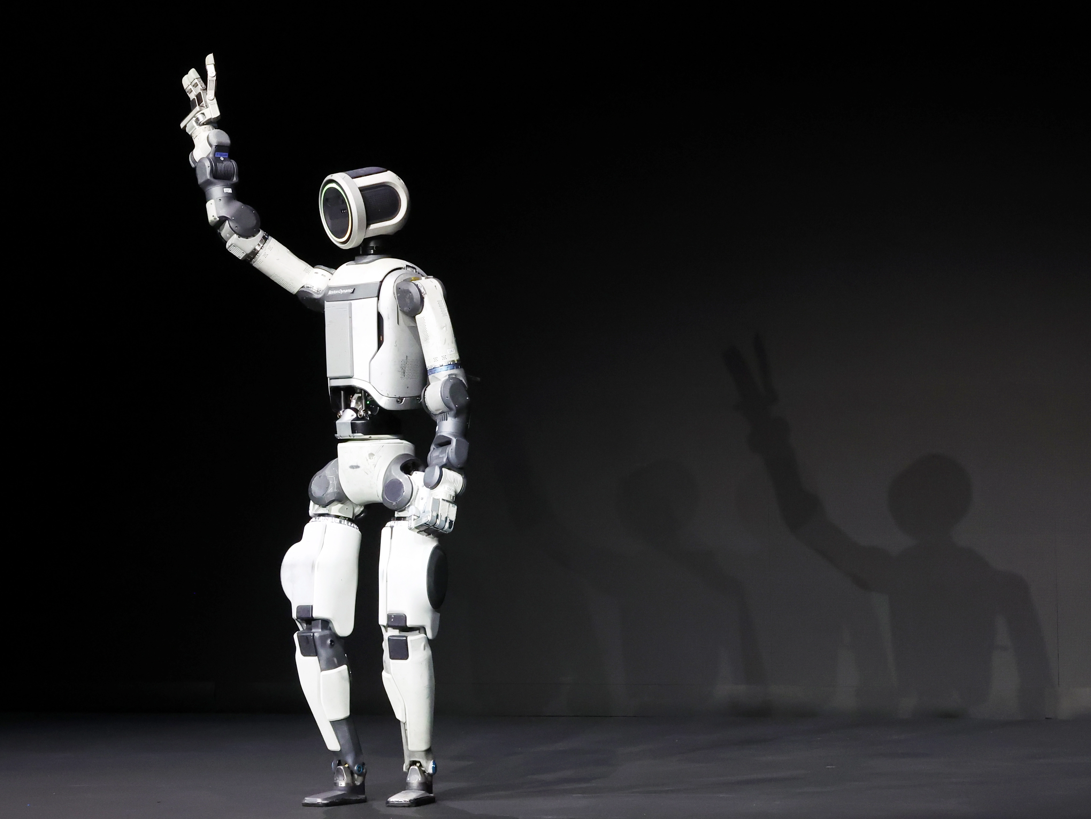 세계 최대 가전·정보기술(IT) 전시회 ‘CES 2026’ 개막을 하루 앞둔 5일(현지시간) 미국 네바다주 라스베이거스 만달레이베이에서 열린 현대차그룹 프레스 컨퍼런스에서 차세대 전동식 아틀라스 시제품이 손인사하고 있다. 2026.1.6 [공동취재]