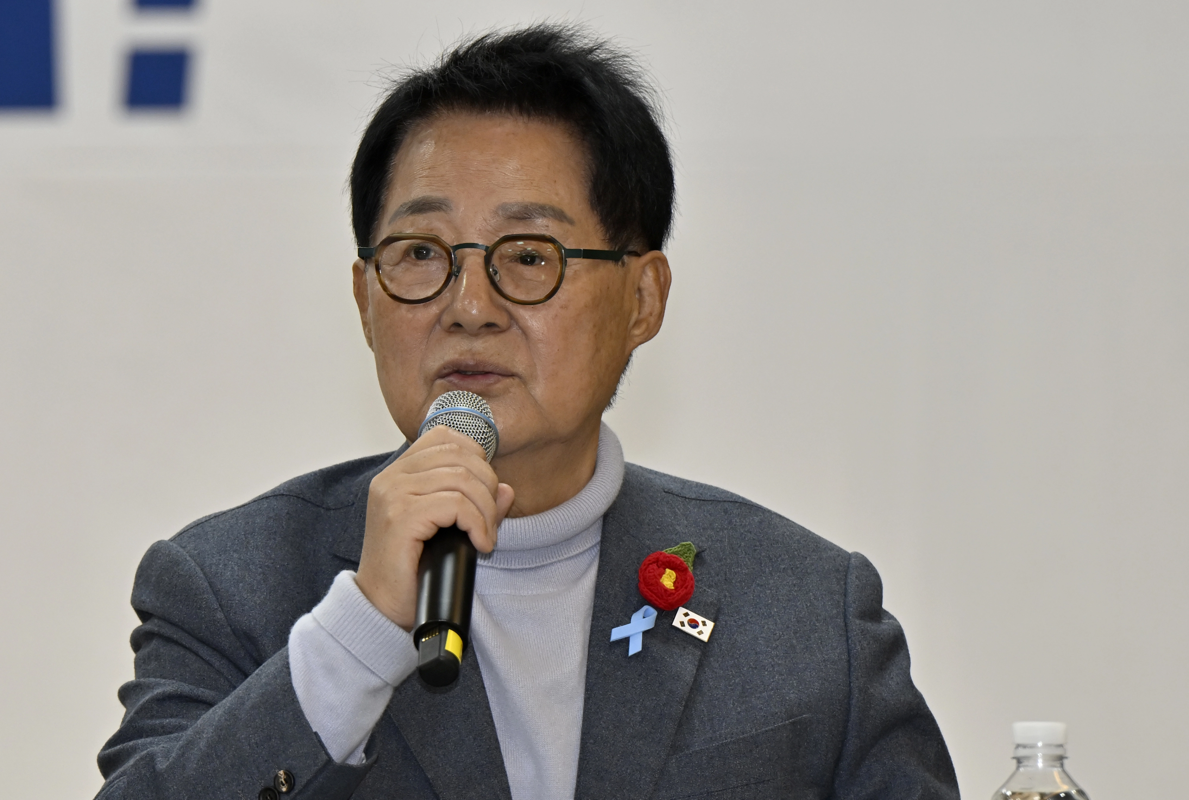 박지원 더불어민주당 의원이 29일 오전 전남 무안군 승달문화예술회관에서 열린 현장 최고위원회의에 참석해 ‘서해 공무원 피격 사건’ 은폐 시도 및 ‘월북 몰이’ 혐의 1심 재판 무죄 선고에 대한 입장을 밝히고 있다. 2025.12.29 뉴시스