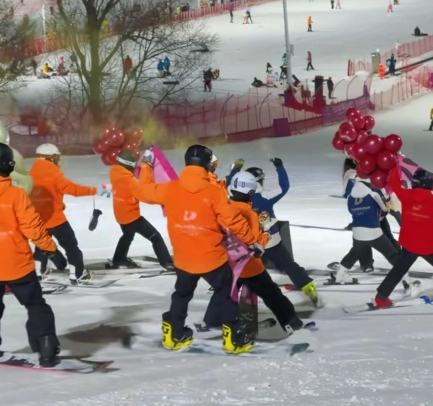 중국의 한 스키장이 남성 강사가 여성 손님을 안고 슬로프 아래까지 내려오는 ‘공주님 안기’ 생일 패키지를 선보여 논란이 일고 있다. 소셜미디어(SNS)