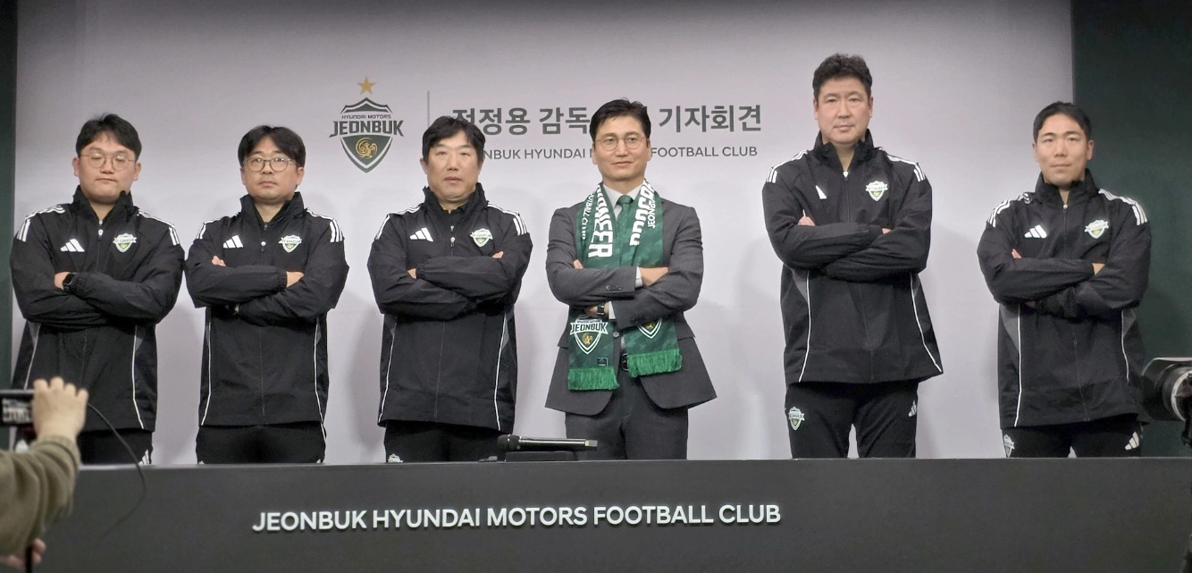 전북현대 감독과 코치들  프로축구 K리그1 전북현대의 정정용 신임 감독(오른쪽 세번재)과 코치들이 6일 전주월드컵경기장에서 기념촬영하고 있다. 2026.1.6  연합뉴스