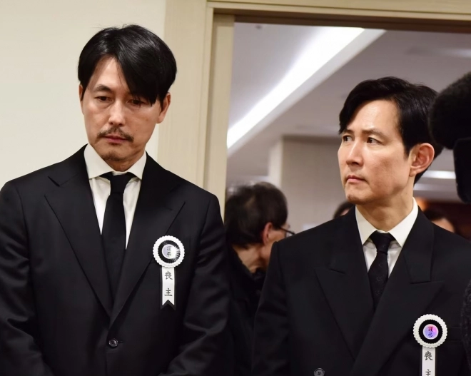 안성기의 빈소를 지키는 정우성(왼쪽)과 이정재.<br>뉴스1