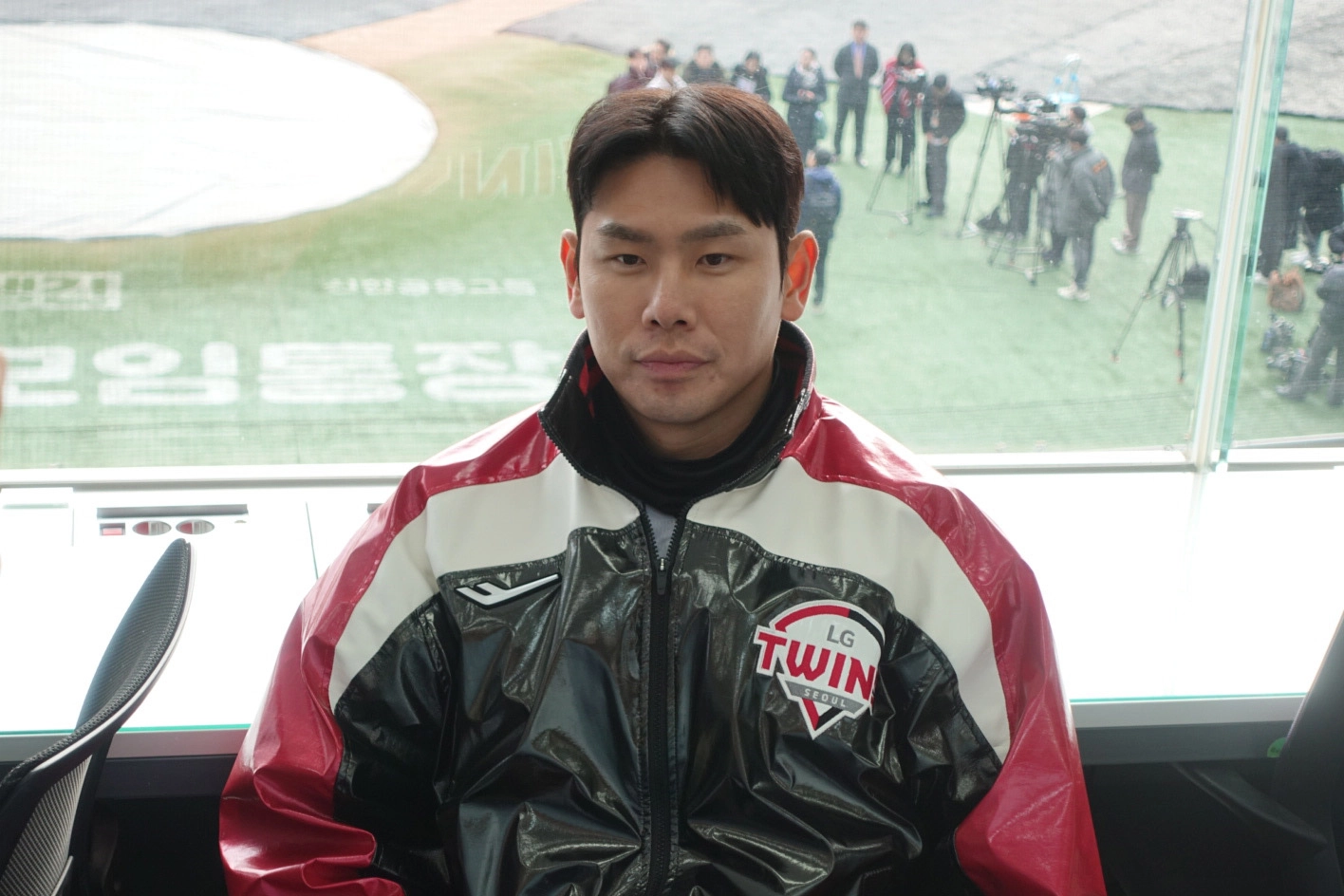 홍창기가 6일 서울 잠실구장에서 열린 LG 트윈스 신년인사회를 마치고 취재진과 인터뷰하고 있다. 2026.1.6 류재민 기자