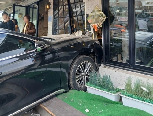 인천에서 60대 여성 운전자가 몰던 승용차가 카페로 돌진하는 사고가 발생했다. 인천 검단소방서 제공