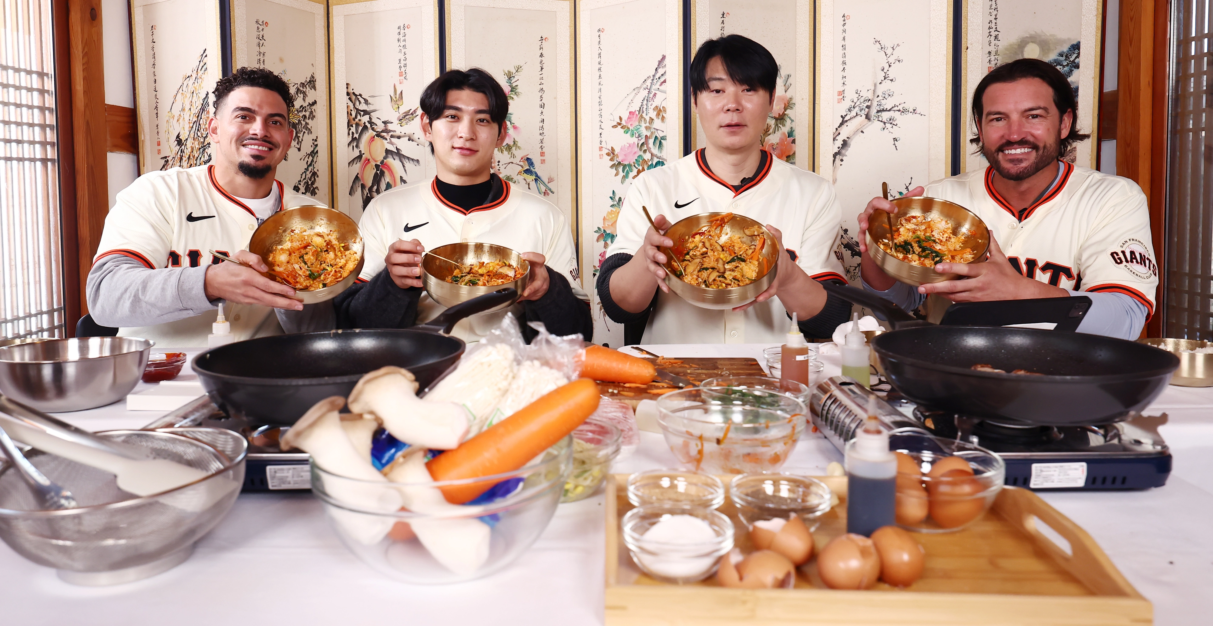 6일 서울 종로구  클래식고택 디토에서 메이저리그 샌프란시스코 자이언츠의 윌리 아다메스(왼쪽부터)와 이정후, 최현석 셰프, 토니 비텔로 감독이 한국 전통 음식 만들기 체험을 마친 뒤 기념 촬영하고 있다. 2026.1.6 공동취재