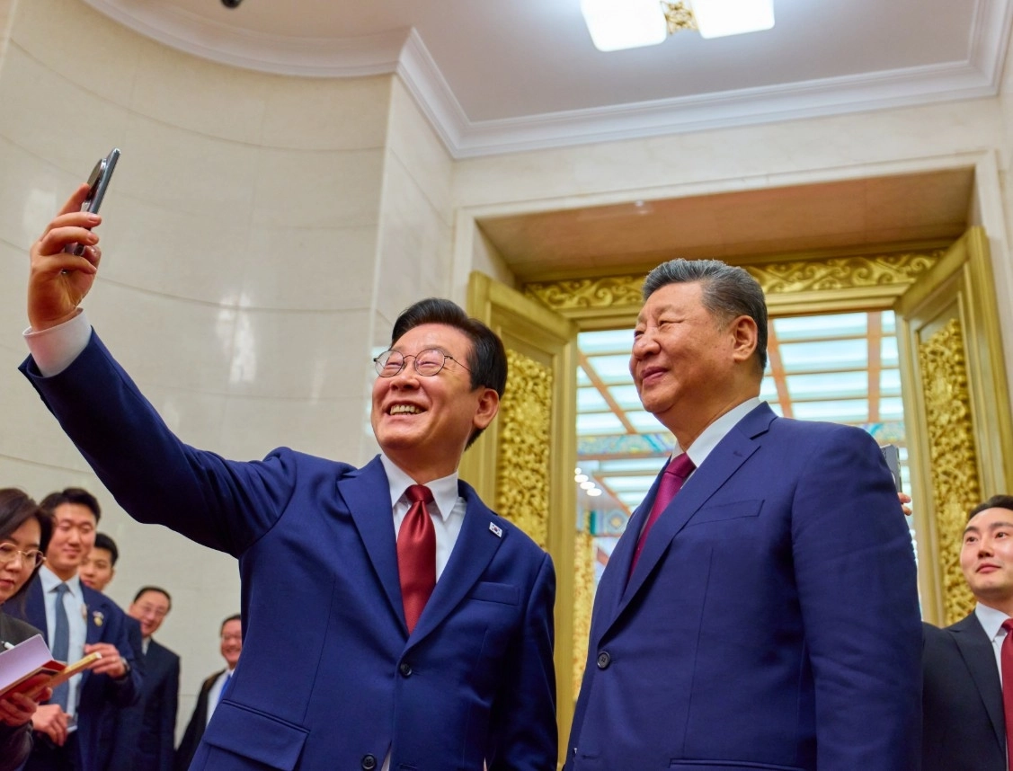 중국 국빈 방문한 이재명 대통령이 5일 시진핑 주석과 함께 지난해 11월 경주 한중 정상회담에서 시 주석에게 받은 샤오미폰으로 셀카를 찍고 있다. 2026.1.5. 이재명대통령 엑스 캡처