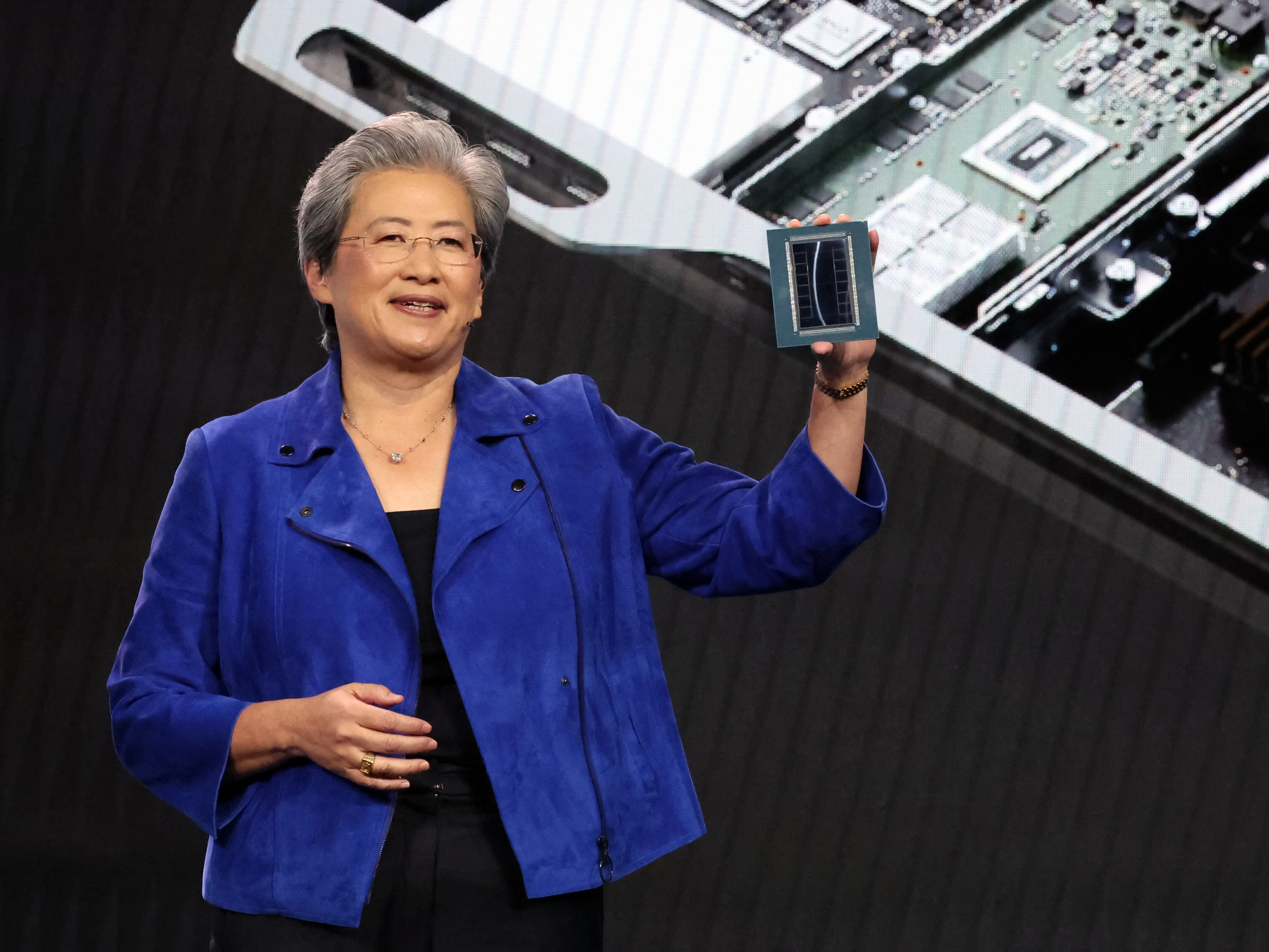 5일(현지시간) 리사 수 AMD CEO가 베네시안 호텔에서 신형 GPU ‘인스팅트 MI455X’를 선보이는 모습.
라스베이거스 뉴스1