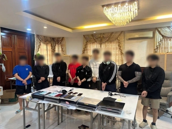 5일(현지시간) 캄보디아 경찰청은 프놈펜 시내 4곳에서 온라인 사기를 저지른 혐의로 한국인 32명을 체포하고 PC와 휴대전화 여러 대 등 증거물을 압수했다고 밝혔다.