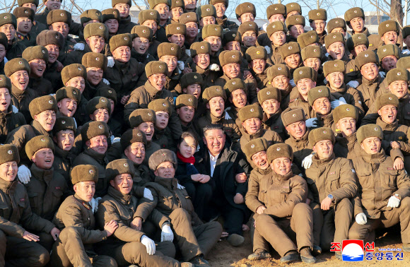 김정은 북한 국무위원장이 5일 평양에 들어설 러시아 파병군 추모기념관 건설현장을 찾아 당정군 고위간부들과 함께 기념식수를 했다고 조선중앙통신이 6일 보도했다. 2026.1.6 평양 조선중앙통신=연합뉴스