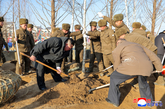 김정은 북한 국무위원장이 5일 평양에 들어설 러시아 파병군 추모기념관 건설현장을 찾아 당정군 고위간부들과 함께 기념식수를 했다고 조선중앙통신이 6일 보도했다. 2026.1.6 평양 조선중앙통신=연합뉴스