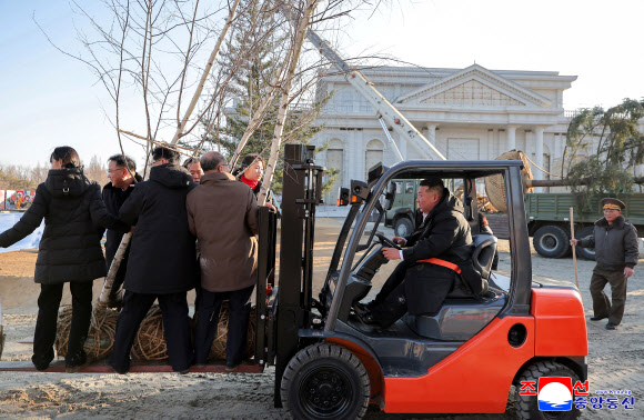 김정은 북한 국무위원장이 5일 평양에 들어설 러시아 파병군 추모기념관 건설현장을 찾아 당정군 고위간부들과 함께 기념식수를 했다고 조선중앙통신이 6일 보도했다. 2026.1.6 평양 조선중앙통신=연합뉴스
