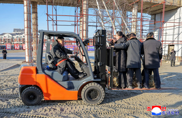 김정은 북한 국무위원장이 5일 평양에 들어설 러시아 파병군 추모기념관 건설현장을 찾아 당정군 고위간부들과 함께 기념식수를 했다고 조선중앙통신이 6일 보도했다. 2026.1.6 평양 조선중앙통신=연합뉴스