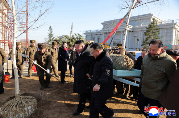 김정은 북한 국무위원장이 5일 평양에 들어설 러시아 파병군 추모기념관 건설현장을 찾아 당정군 고위간부들과 함께 기념식수를 했다고 조선중앙통신이 6일 보도했다. 2026.1.6 평양 조선중앙통신=연합뉴스
