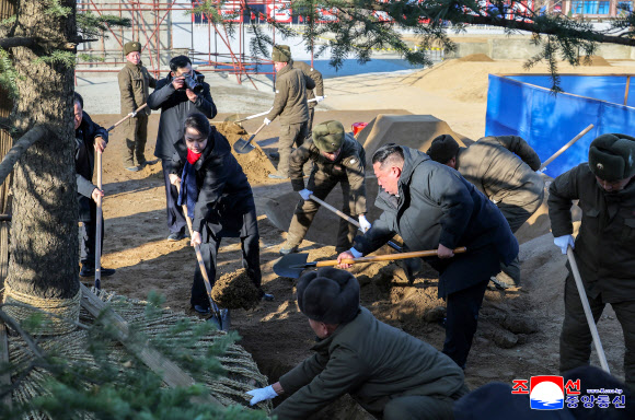 김정은 북한 국무위원장이 5일 평양에 들어설 러시아 파병군 추모기념관 건설현장을 찾아 당정군 고위간부들과 함께 기념식수를 했다고 조선중앙통신이 6일 보도했다. 2026.1.6 평양 조선중앙통신=연합뉴스