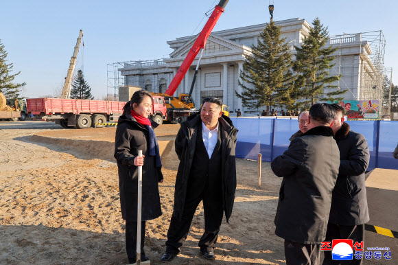 추모기념관 건설현장을 찾아 당정군 고위간부들과 함께 기념식수를 했다고 조선중앙통신이 6일 보도했다. 2026.1.6 평양 조선중앙통신=연합뉴스