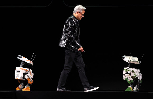 젠슨 황 엔비디아 CEO가 5일(현지시간) 미국 네바다주 라스베이거스 퐁텐블로 호텔에서 열린 엔비디아 CES 2026 라이브에서 로봇과 함께 기조연설을 하고 있다. 2026.1.62026.1.6 연합뉴스