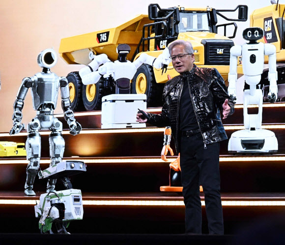 젠슨 황 엔비디아 CEO가 5일(현지시간) 미국 네바다주 라스베이거스 퐁텐블로 호텔에서 열린 엔비디아 CES 2026 라이브에서 특별연설하고 있다. 2026.1.6 공동취재