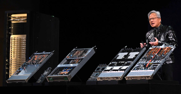 젠슨 황 엔비디아 CEO가 5일(현지시간) 미국 네바다주 라스베이거스 퐁텐블로 호텔에서 열린 엔비디아 CES 2026 라이브에서 차세대 그래픽처리장치(GPU) 루빈과 데이터처리장치(DPU) ‘블루필드4’ 를 소개하고 있다. 2026.1.6 공동취재