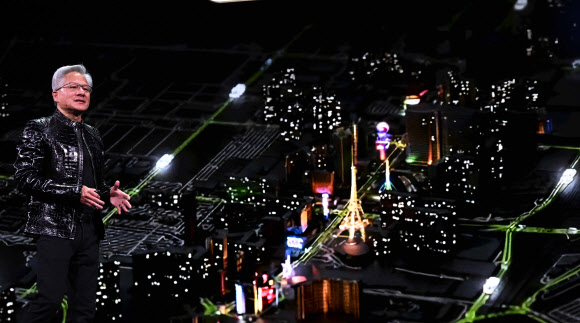 젠슨 황 엔비디아 CEO가 5일(현지시간) 미국 네바다주 라스베이거스 퐁텐블로 호텔에서 열린 엔비디아 CES 2026 라이브에서 특별연설하고 있다. 2026.1.6 공동취재