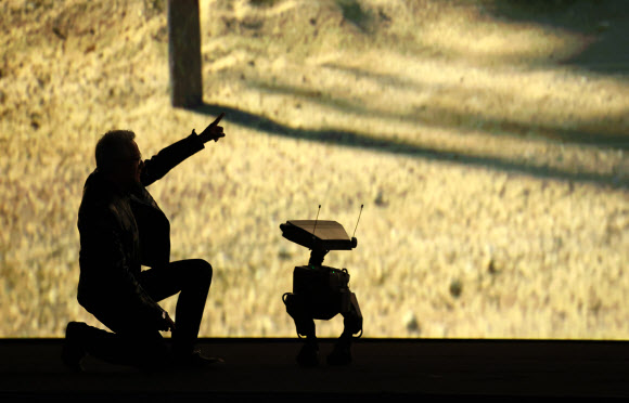 젠슨 황 엔비디아 CEO가 5일(현지시간) 미국 네바다주 라스베이거스 퐁텐블로 호텔에서 열린 엔비디아 CES 2026 라이브에서 로봇과 함께 기조연설을 하고 있다. 2026.1.62026.1.6 연합뉴스