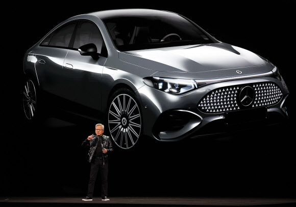 젠슨 황 엔비디아 CEO가 5일(현지시간) 미국 네바다주 라스베이거스 퐁텐블로 호텔에서 열린 엔비디아 CES 2026 라이브에서 기조연설 도중 벤츠와의 협업에 대해 설명하고 있다. 2026.1.6 연합뉴스