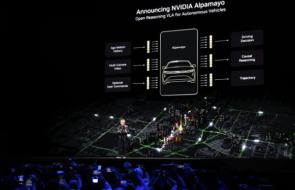젠슨 황 엔비디아 CEO가 5일(현지시간) 미국 네바다주 라스베이거스 퐁텐블로 호텔에서 열린 엔비디아 CES 2026 라이브에서 기조연설 도중 알파마요에 대해 설명하고 있다. 2026.1.6 연합뉴스