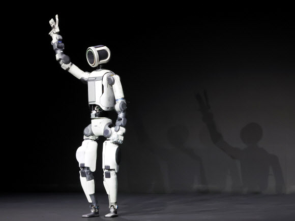 손인사 하는 현대차그룹 아틀라스