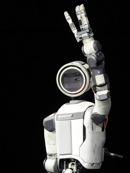 손인사 하는 현대차그룹 아틀라스