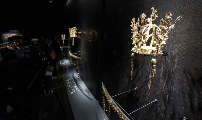 지난해 10월 27일 경주박물관에서 열린 아시아태평양경제협력체(APEC) 정상회의·박물관 개관 80주년 기념 특별전 ‘신라 금관, 권력과 위신’ 언론 공개회에서 신라 금관이 공개되고 있다.<br>경주 연합뉴스